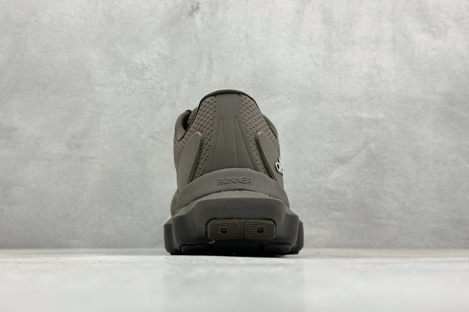 Кроссовки Alo Yoga Alo Runner фото 6