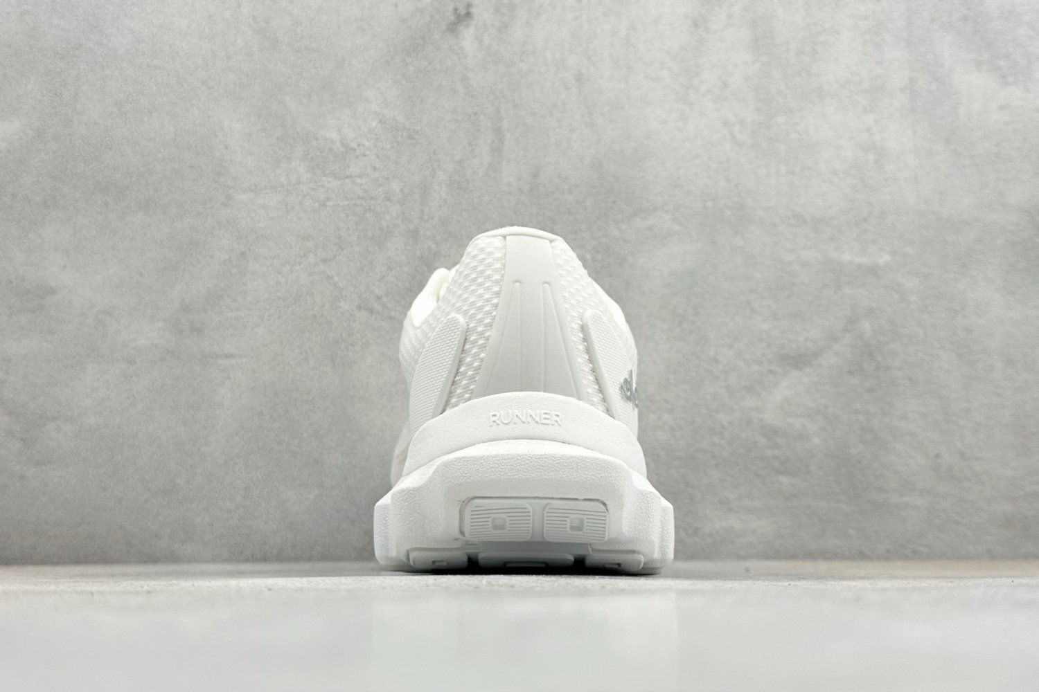 Кроссовки Alo Yoga Alo Runner фото 6