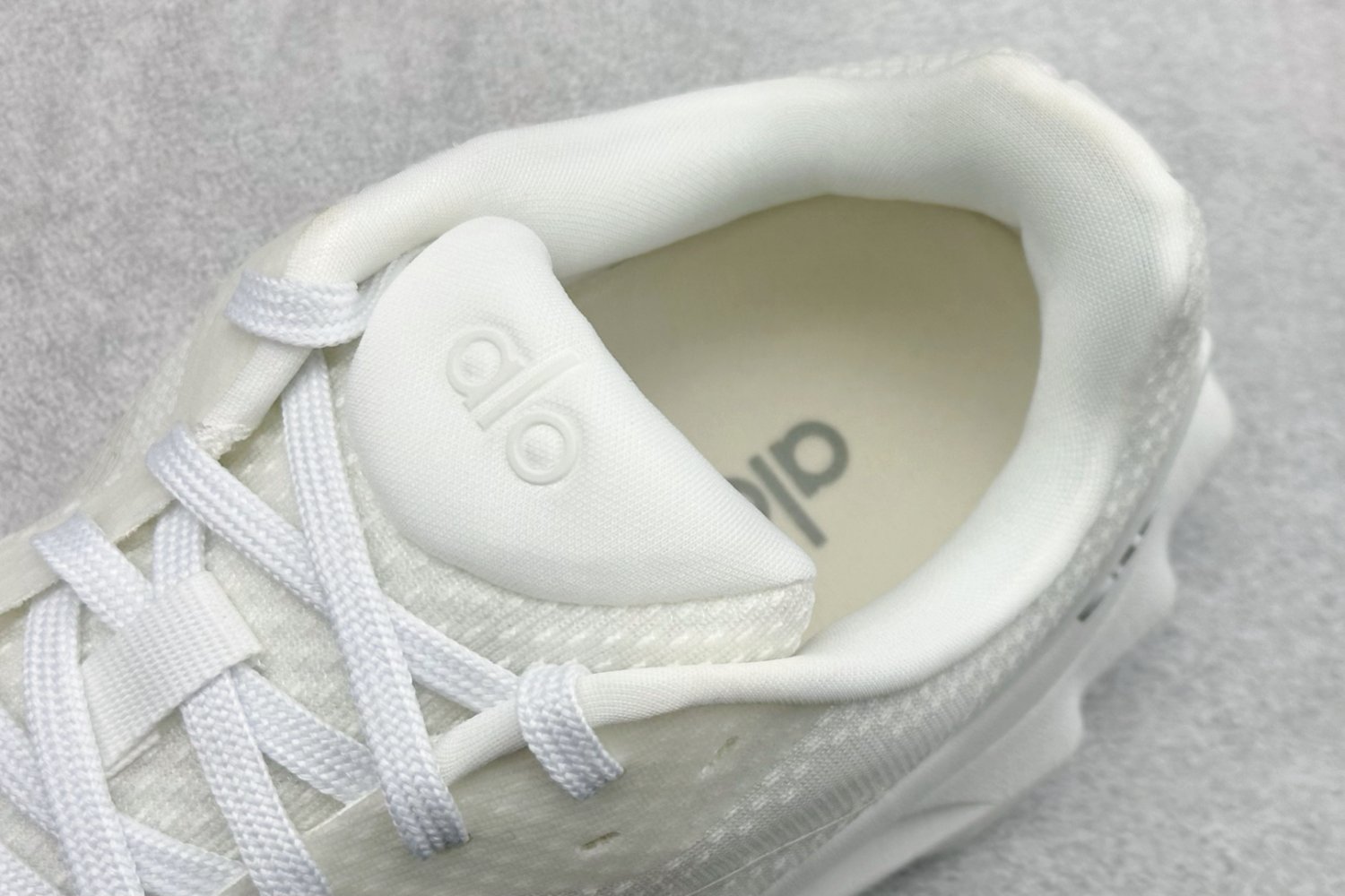 Кроссовки Alo Yoga Alo Runner фото 8