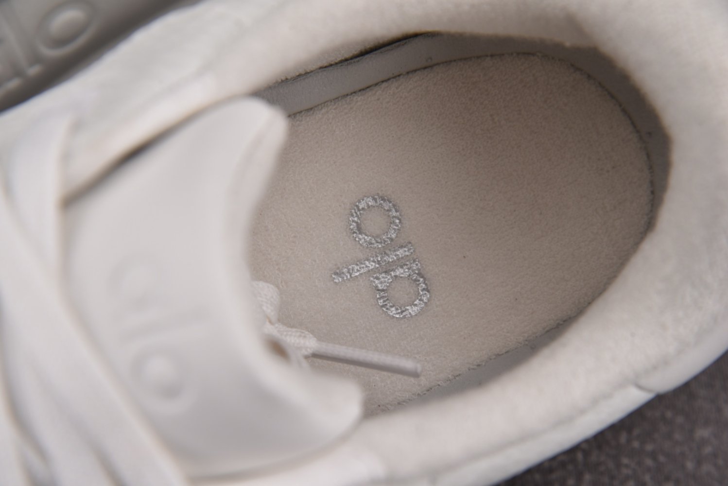 Кроссовки Alo Yoga Recovery Mode фото 10