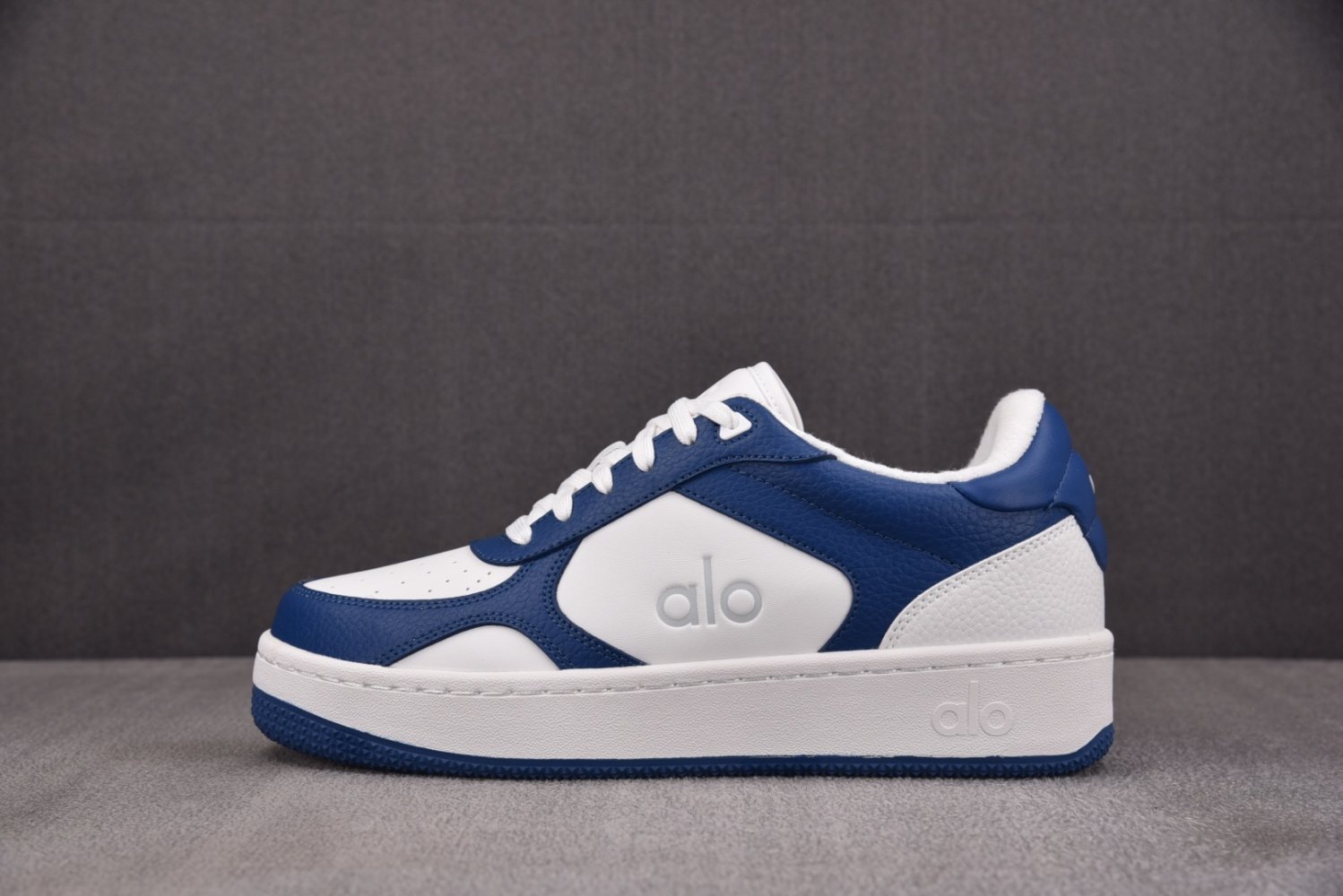 Кроссовки Alo Yoga Recovery Mode