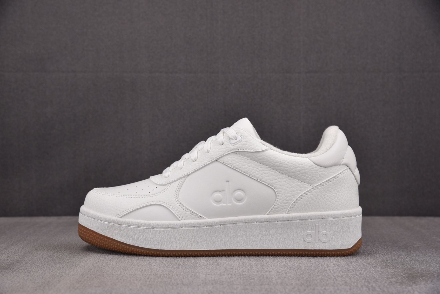 Кроссовки Alo Yoga Recovery Mode