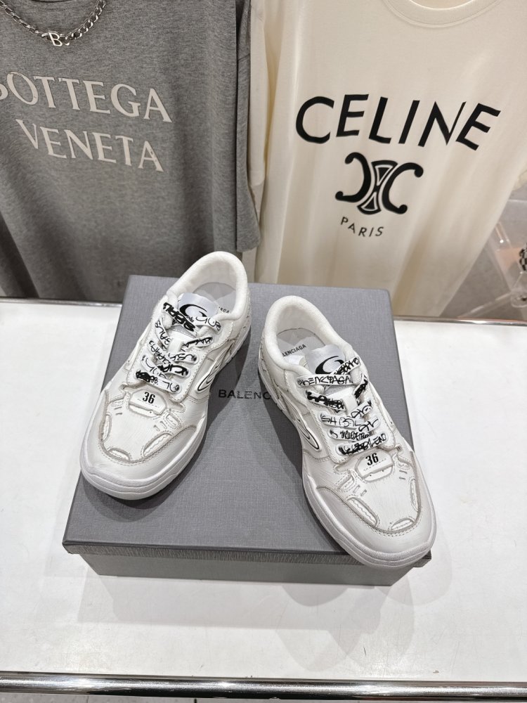 Кроссовки Balenciaga Hamptons Worn-Out фото 2