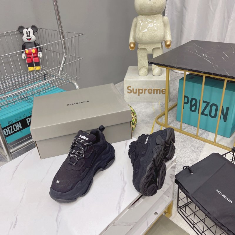 Кроссовки Balenciaga Triple S фото 4