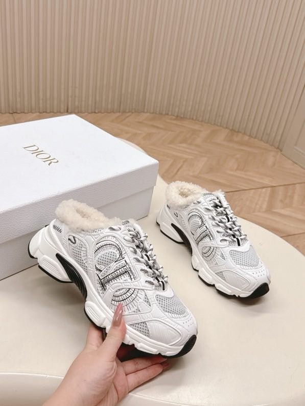 Sneakers Dior Chrono on fur winter