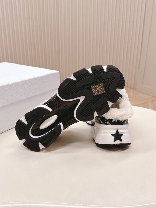 Sneakers Dior Chrono on fur winter фото 2