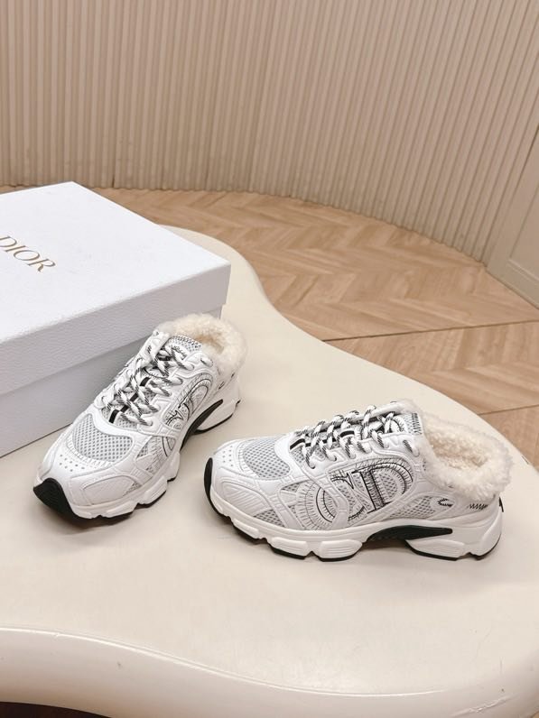 Sneakers Dior Chrono on fur winter фото 3