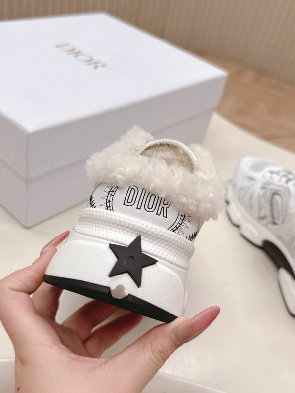 Sneakers Dior Chrono on fur winter фото 5