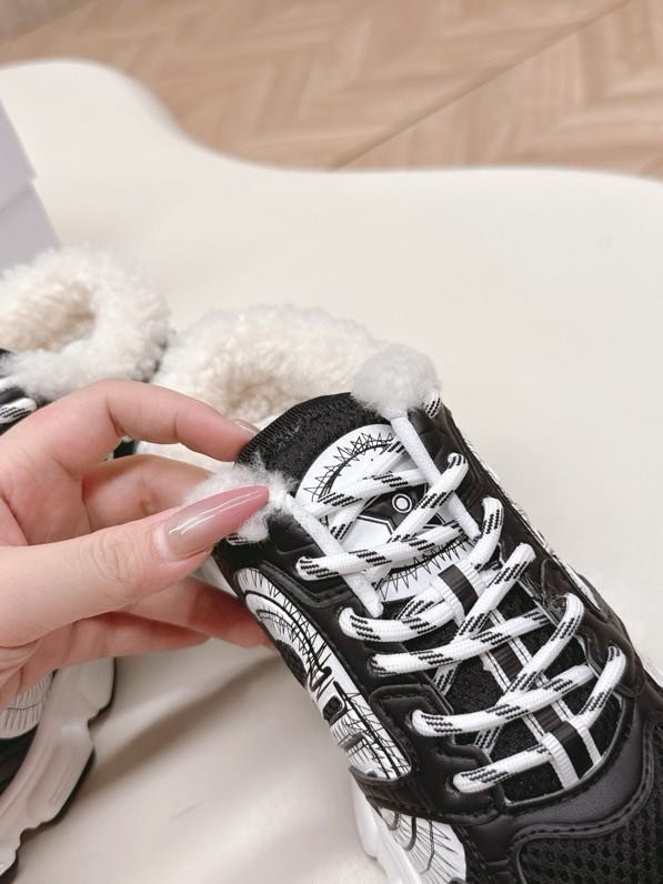 Sneakers Dior Chrono on fur winter фото 5