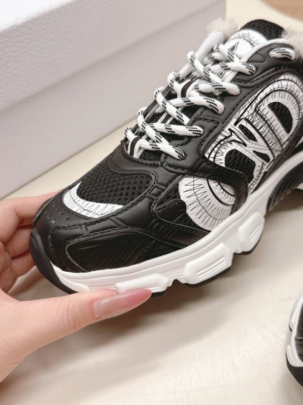 Sneakers Dior Chrono on fur winter фото 8