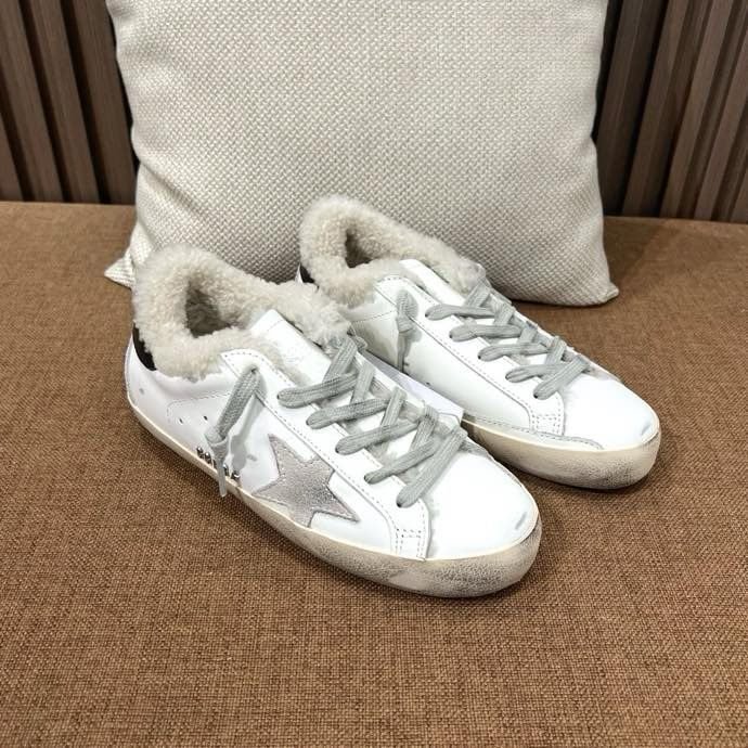 Sneakers Golden Goose on fur