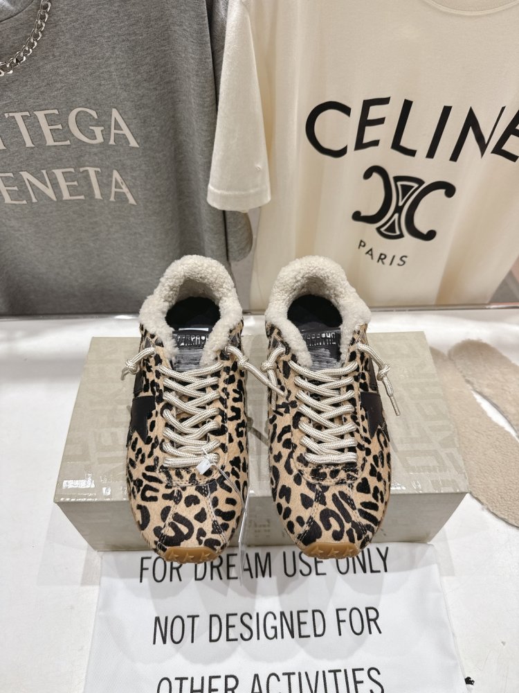 Sneakers Golden Goose on fur