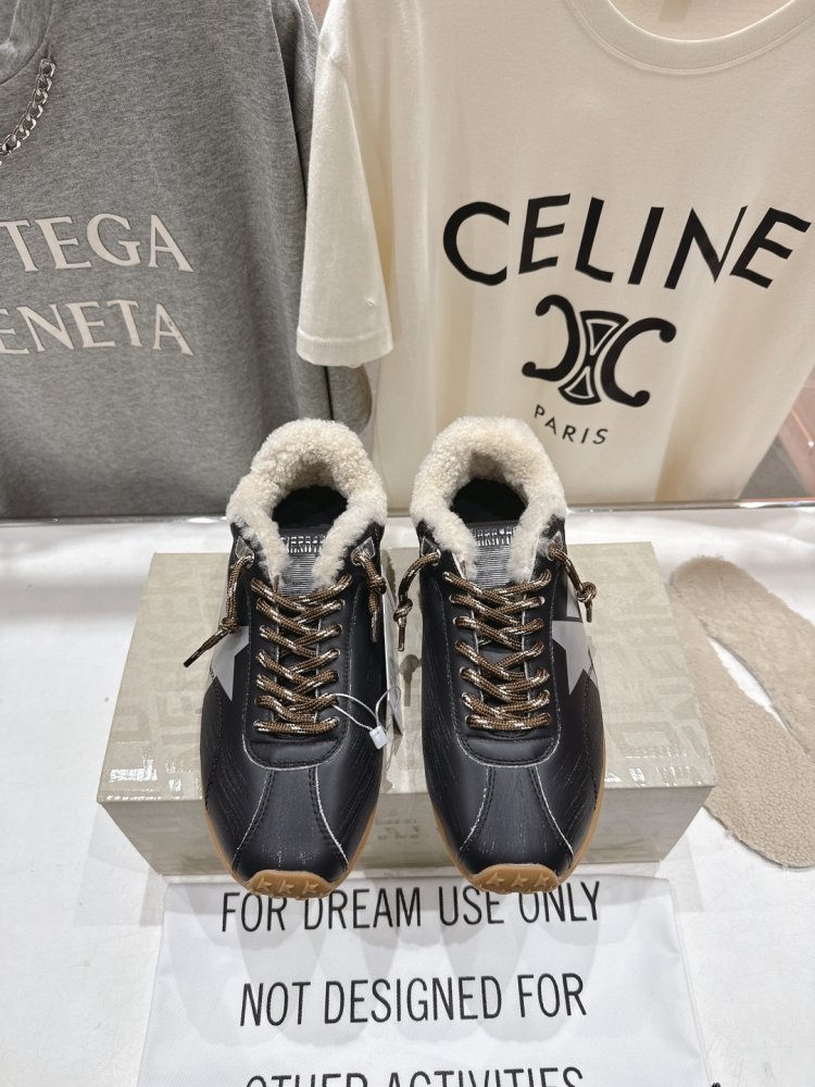 Sneakers Golden Goose on fur