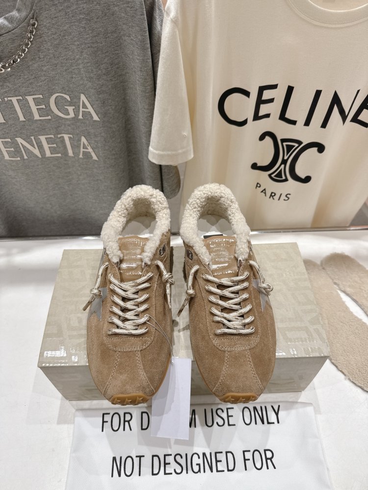 Sneakers Golden Goose on fur
