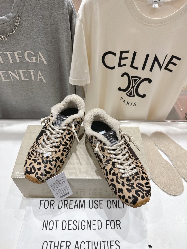 Sneakers Golden Goose on fur фото 2