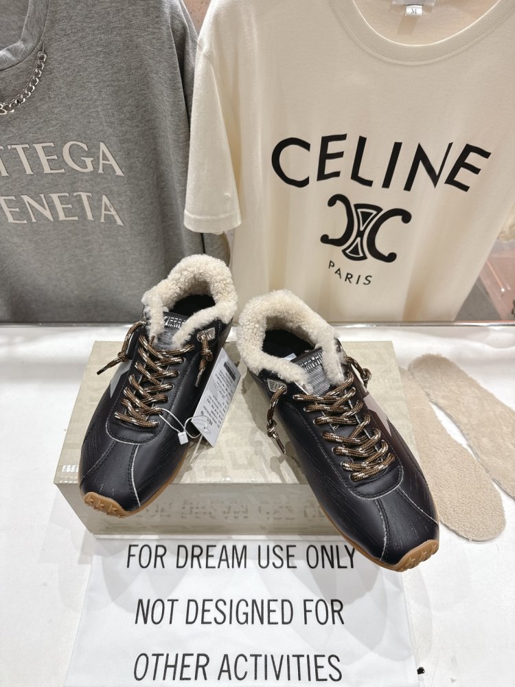 Sneakers Golden Goose on fur фото 2