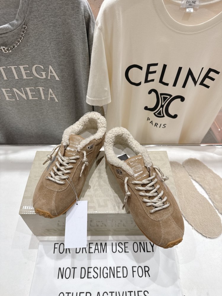 Sneakers Golden Goose on fur фото 2
