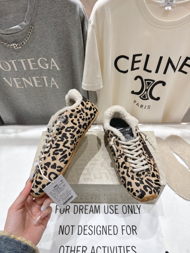 Sneakers Golden Goose on fur фото 3
