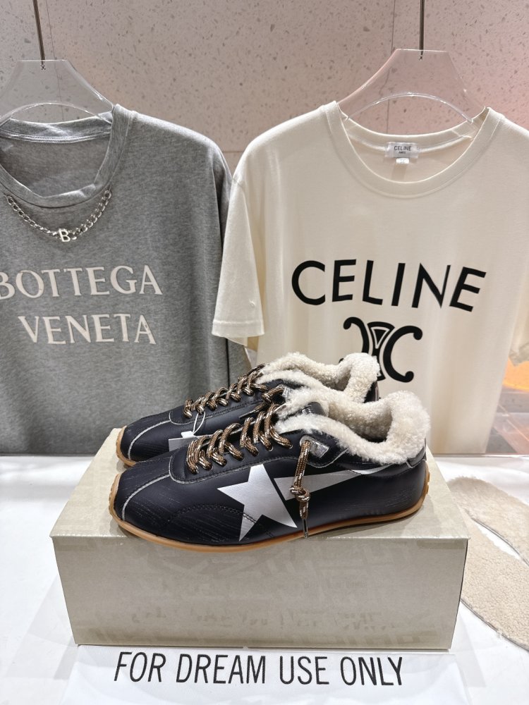 Sneakers Golden Goose on fur фото 3