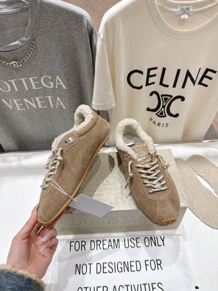 Sneakers Golden Goose on fur фото 3