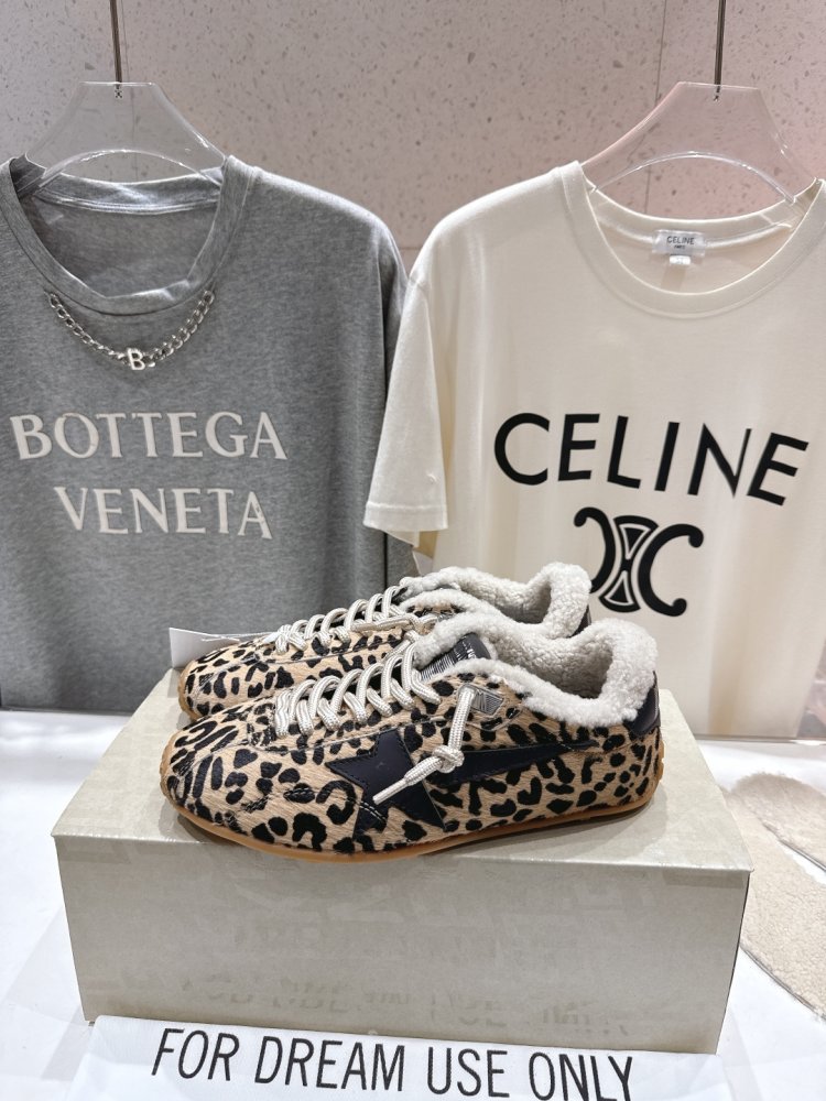 Sneakers Golden Goose on fur фото 4