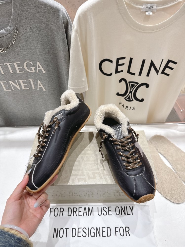 Sneakers Golden Goose on fur фото 4