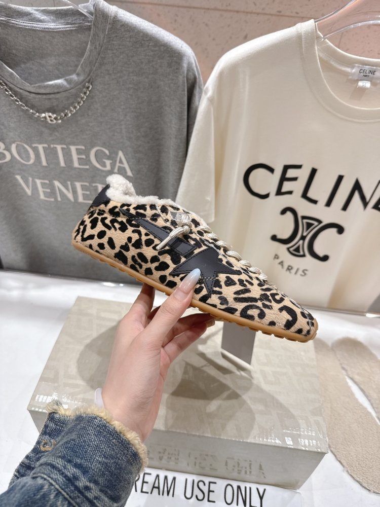 Sneakers Golden Goose on fur фото 5