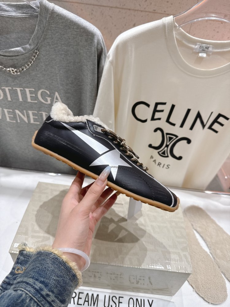 Sneakers Golden Goose on fur фото 5