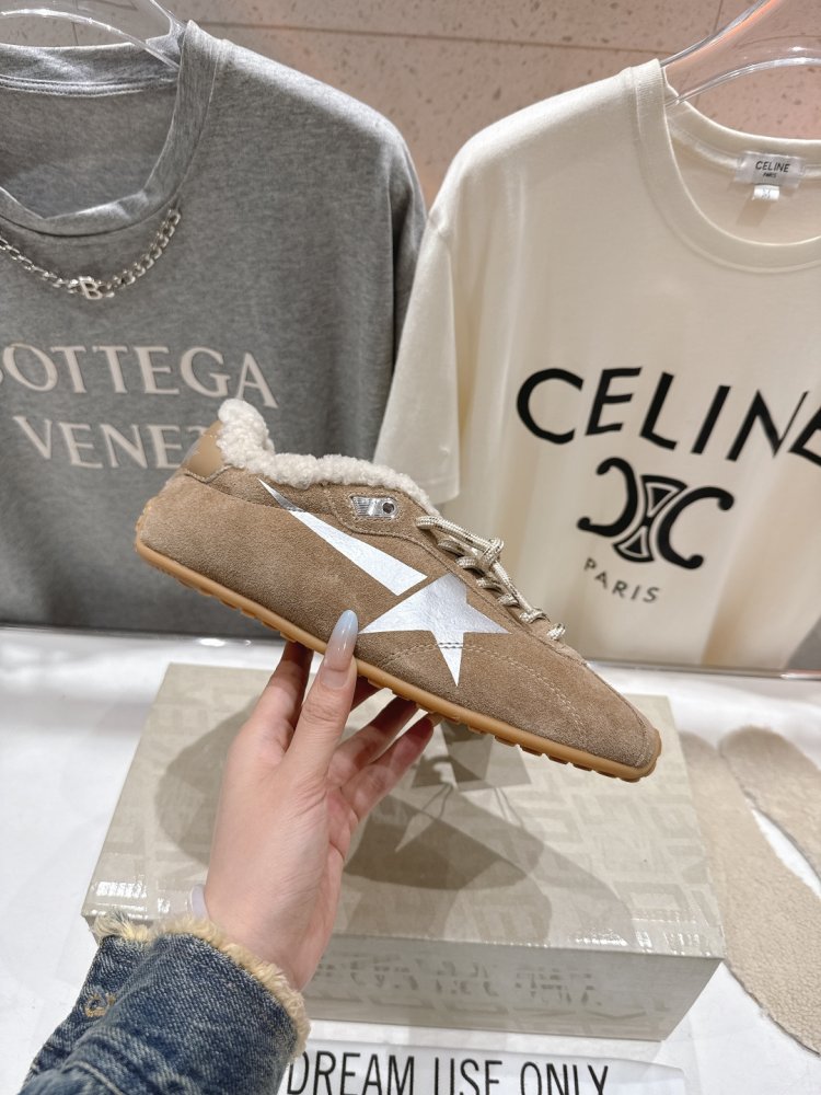 Sneakers Golden Goose on fur фото 5