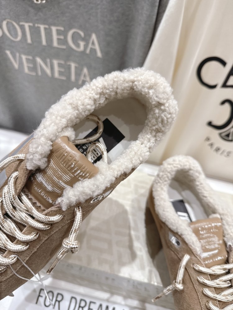 Sneakers Golden Goose on fur фото 6