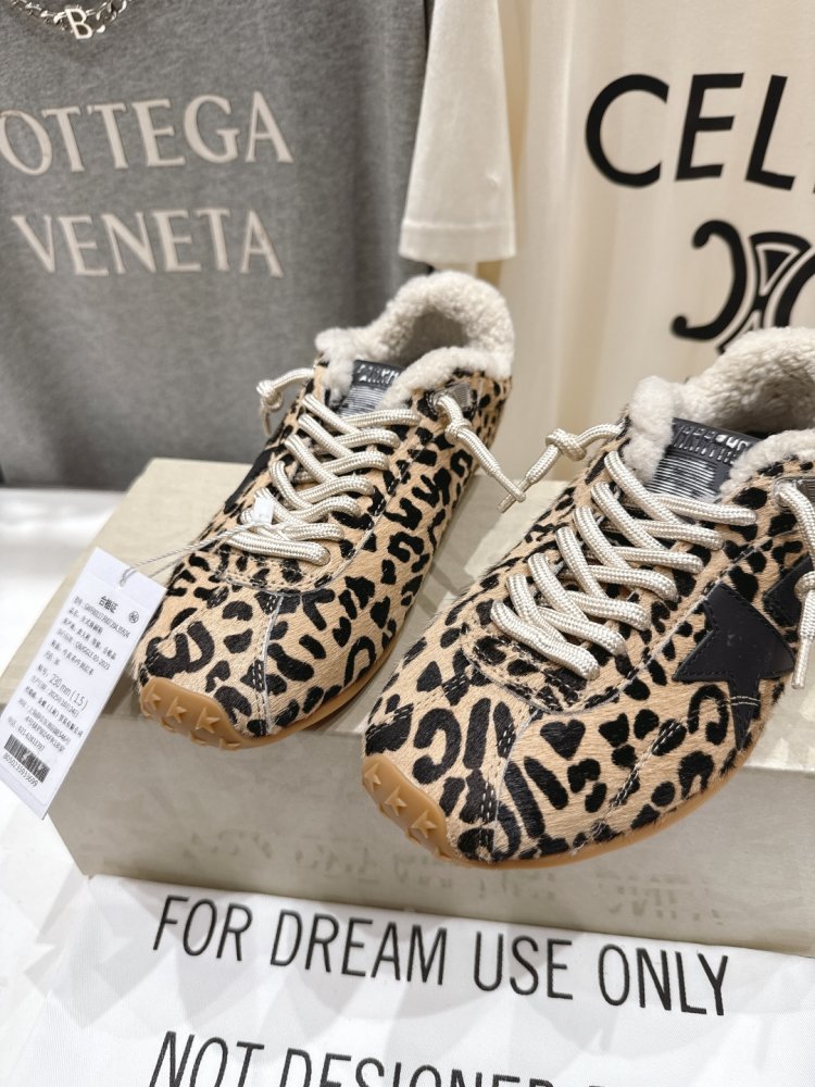 Sneakers Golden Goose on fur фото 7