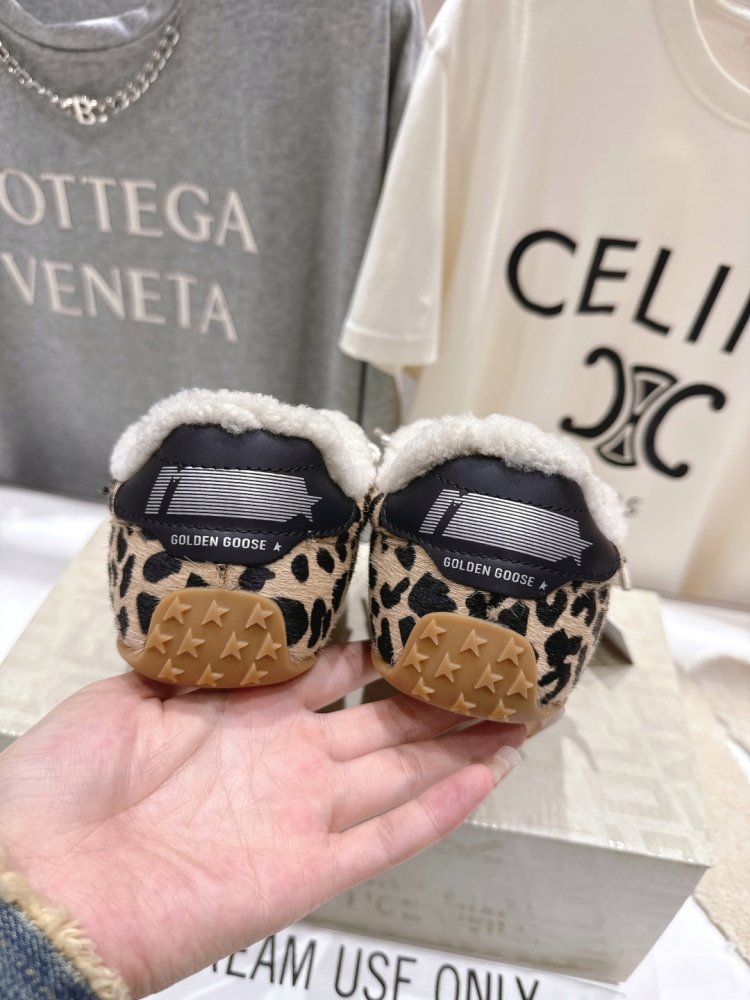 Sneakers Golden Goose on fur фото 8