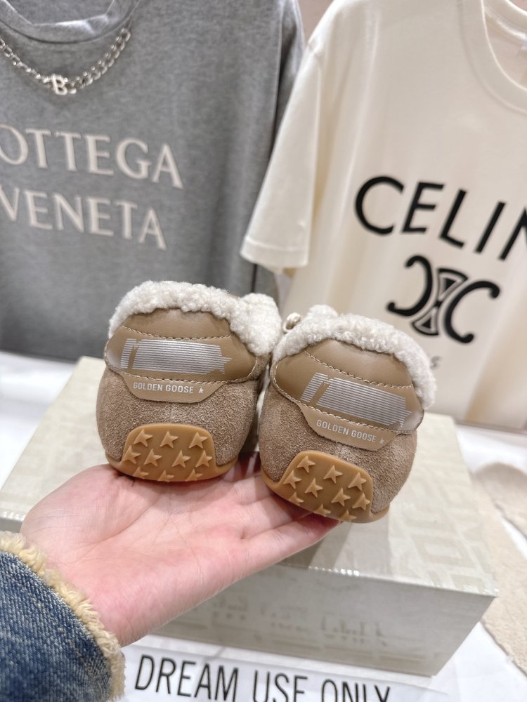 Sneakers Golden Goose on fur фото 8