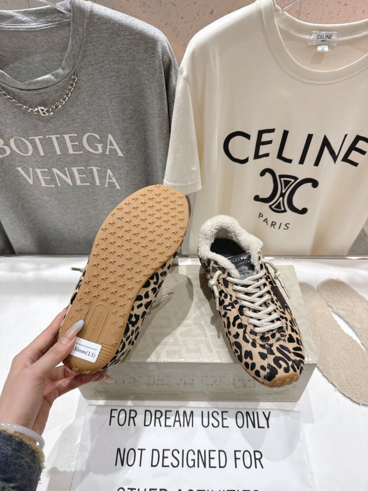 Sneakers Golden Goose on fur фото 9