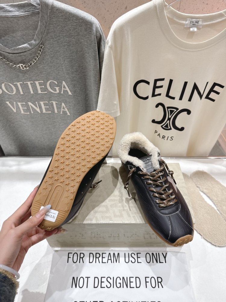 Sneakers Golden Goose on fur фото 9