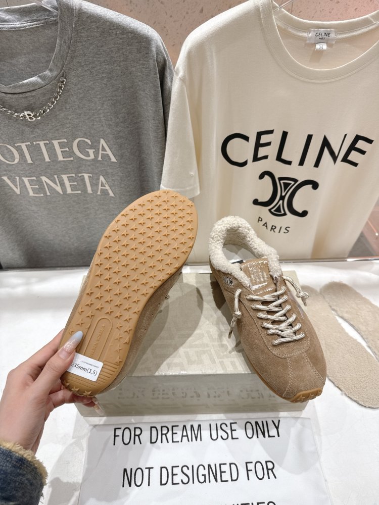 Sneakers Golden Goose on fur фото 9