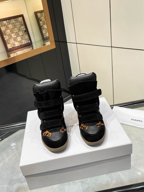 Кроссовки кожаные на танкетке фото 3