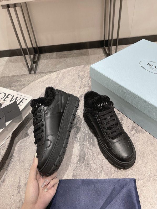 Кросівки шкіряні жіночі на хутрі фото 2