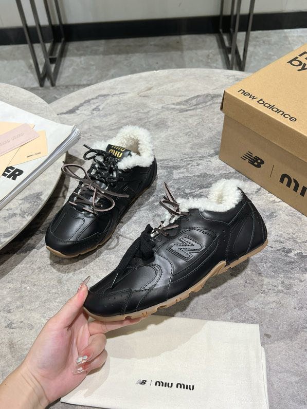 Кросівки Miu Miu x New Balance на хутрі фото 2