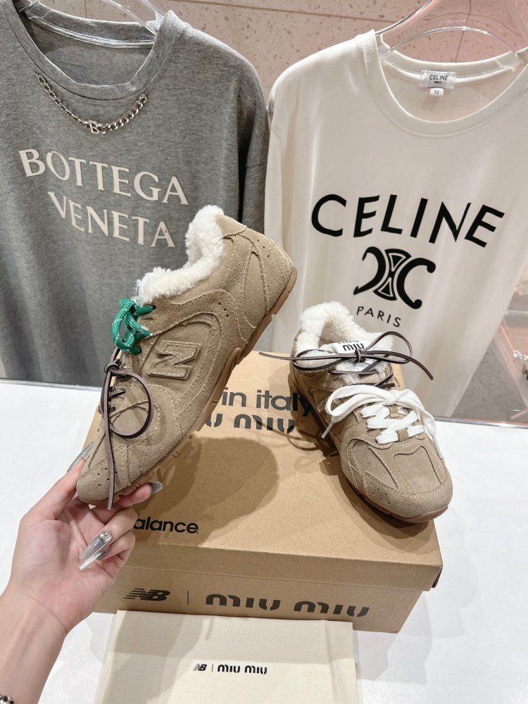 Кросівки Miu Miu x New Balance на хутрі фото 3
