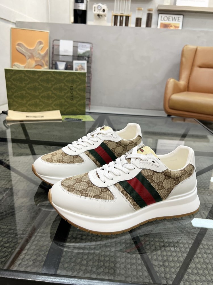 Кросівки чоловічі