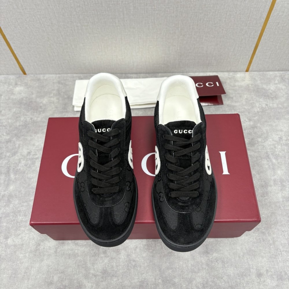 Кросівки чоловічі