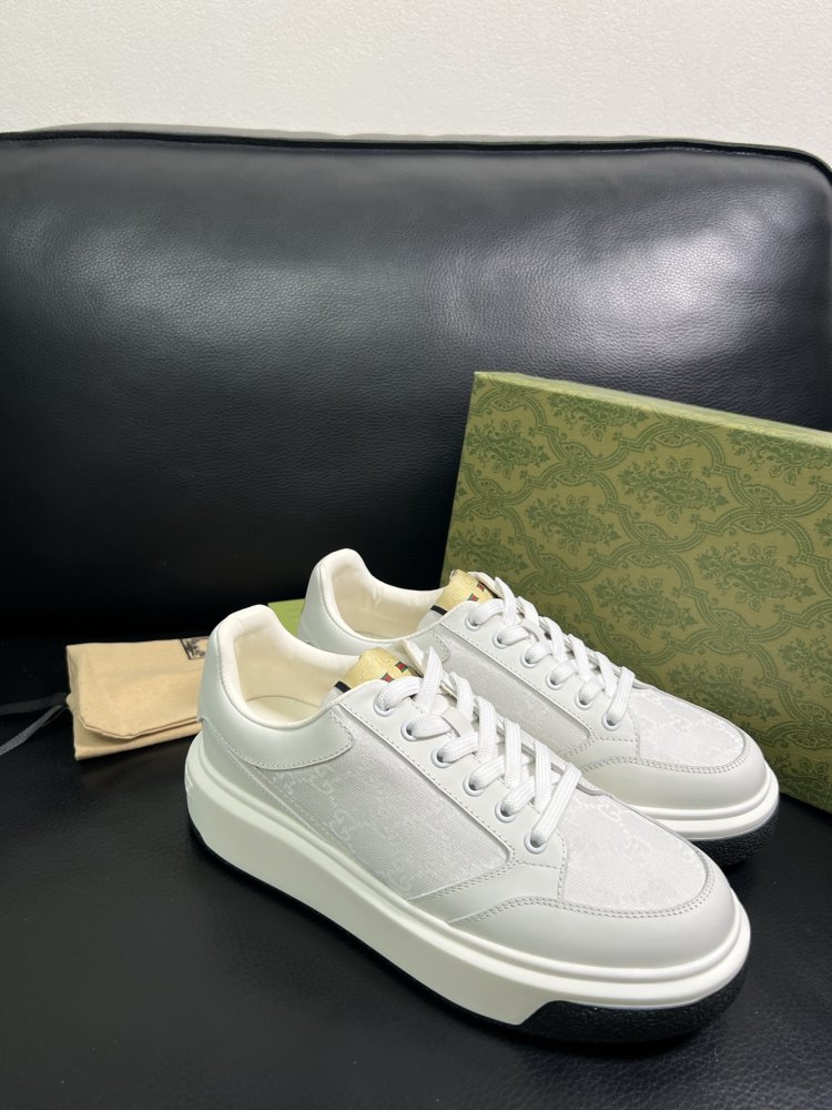 Кросівки чоловічі