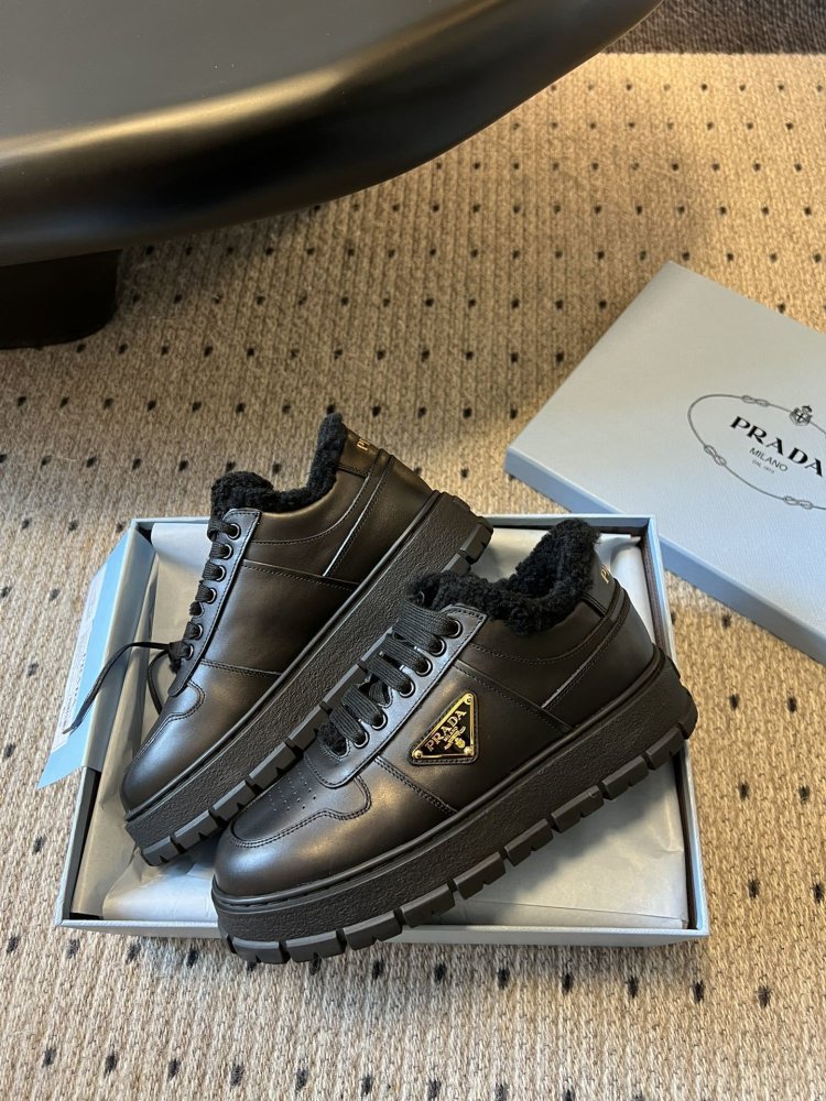 Sneakers on fur women's leather фото 2