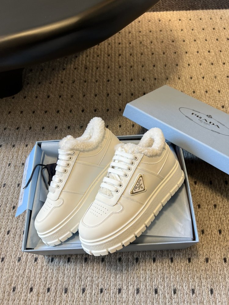 Sneakers on fur women's leather фото 2