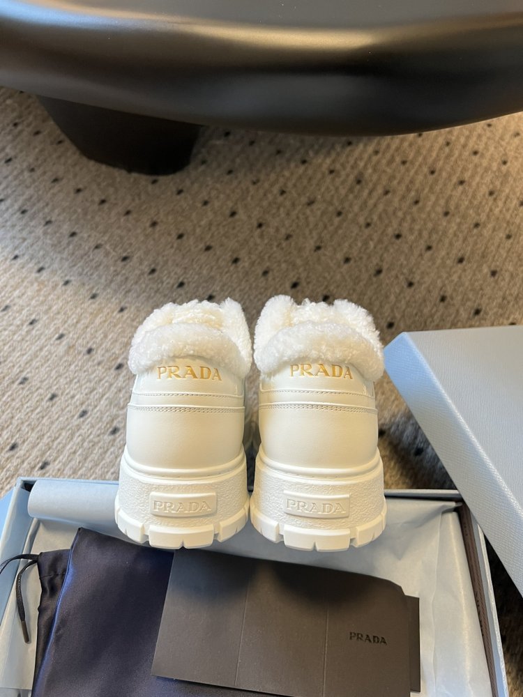 Sneakers on fur women's leather фото 3