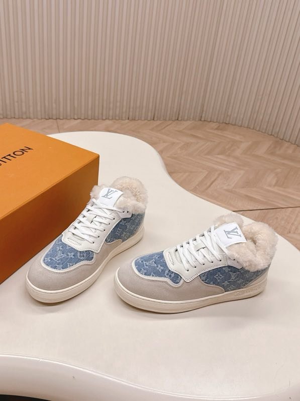 Кроссовки на меху женские