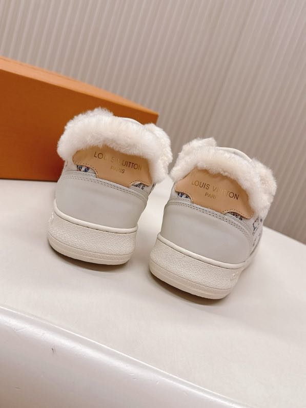 Кроссовки на меху женские фото 7