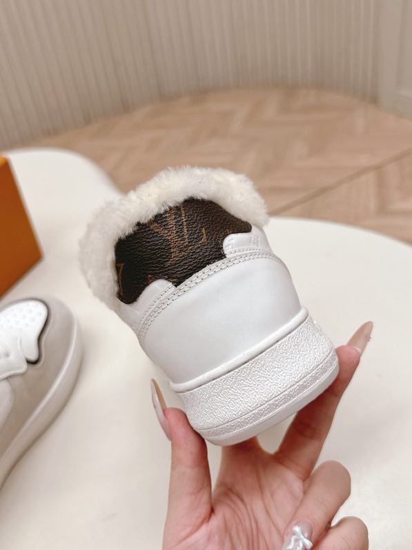 Кроссовки на меху женские фото 7