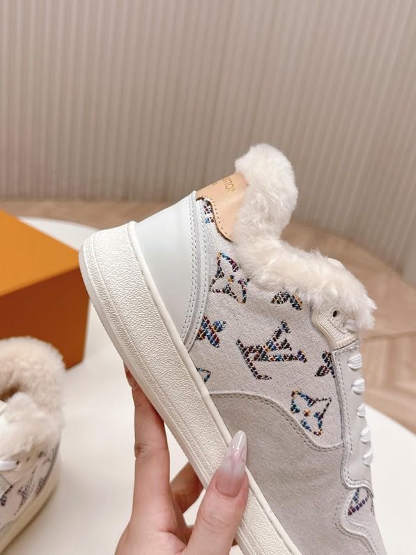 Кроссовки на меху женские фото 8